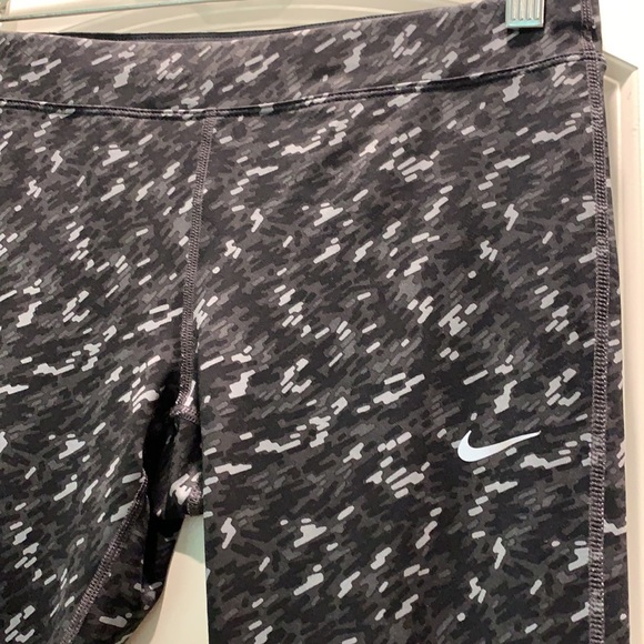 NIKE DRI FIT SIZE SMALL NEW & CUTE CAPRI - Picture 4 of 9